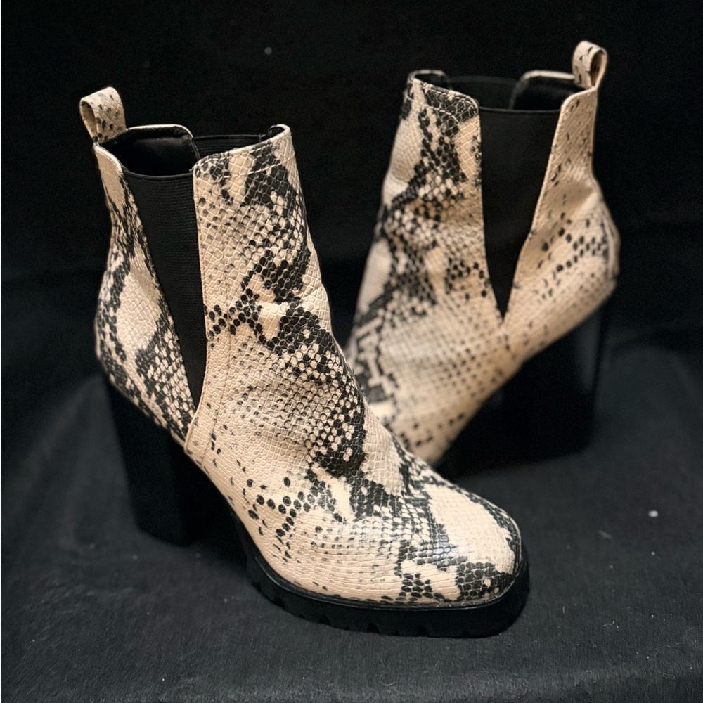 🏷 Steve Madden | "Ladon" Faux Snake Pull-On Chelsea Lug Sole Boots - 8, Cream